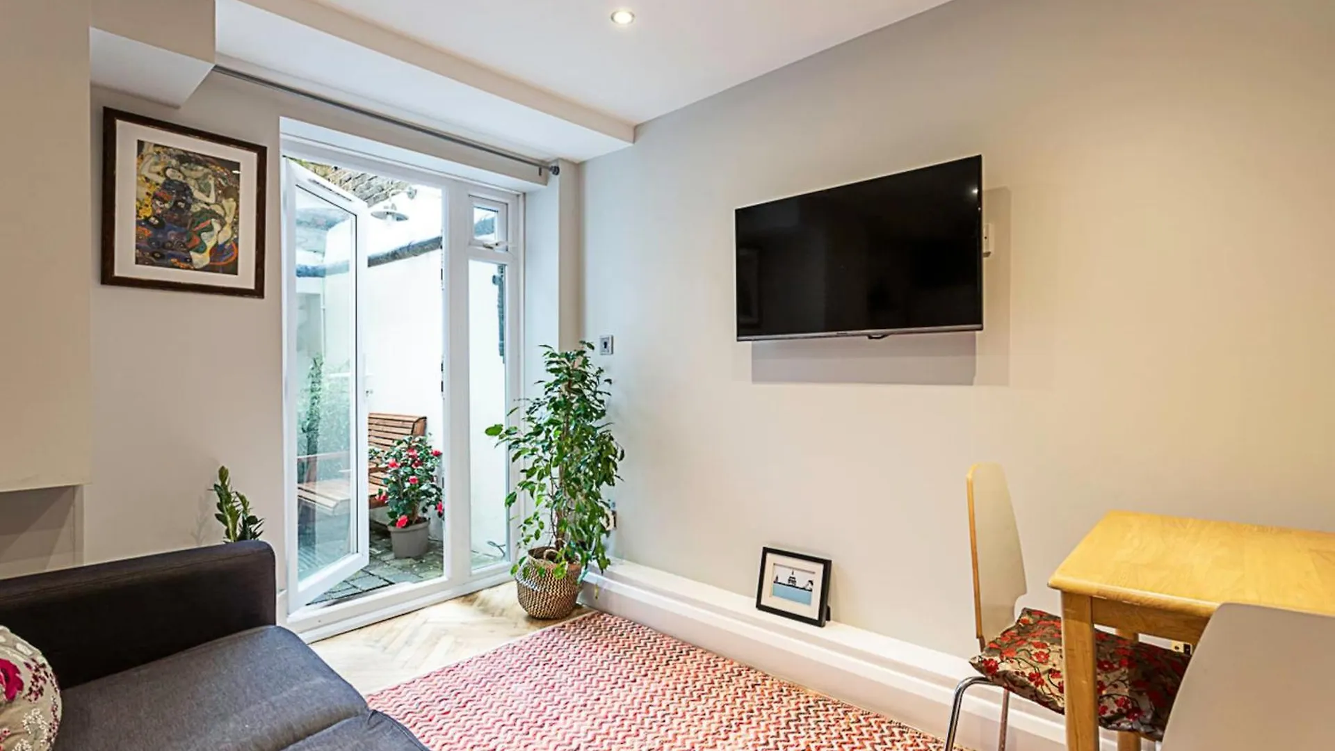 Cosy Garden Flat In Prestigious Residential Area Apartment London