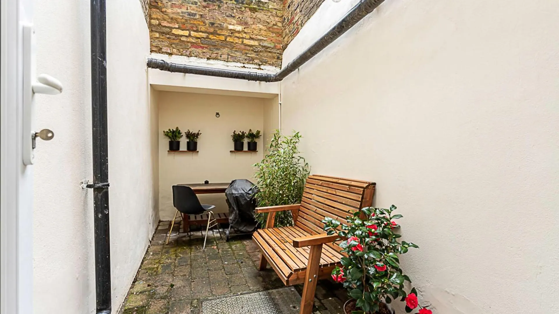 Cosy Garden Flat In Prestigious Residential Area Apartment London