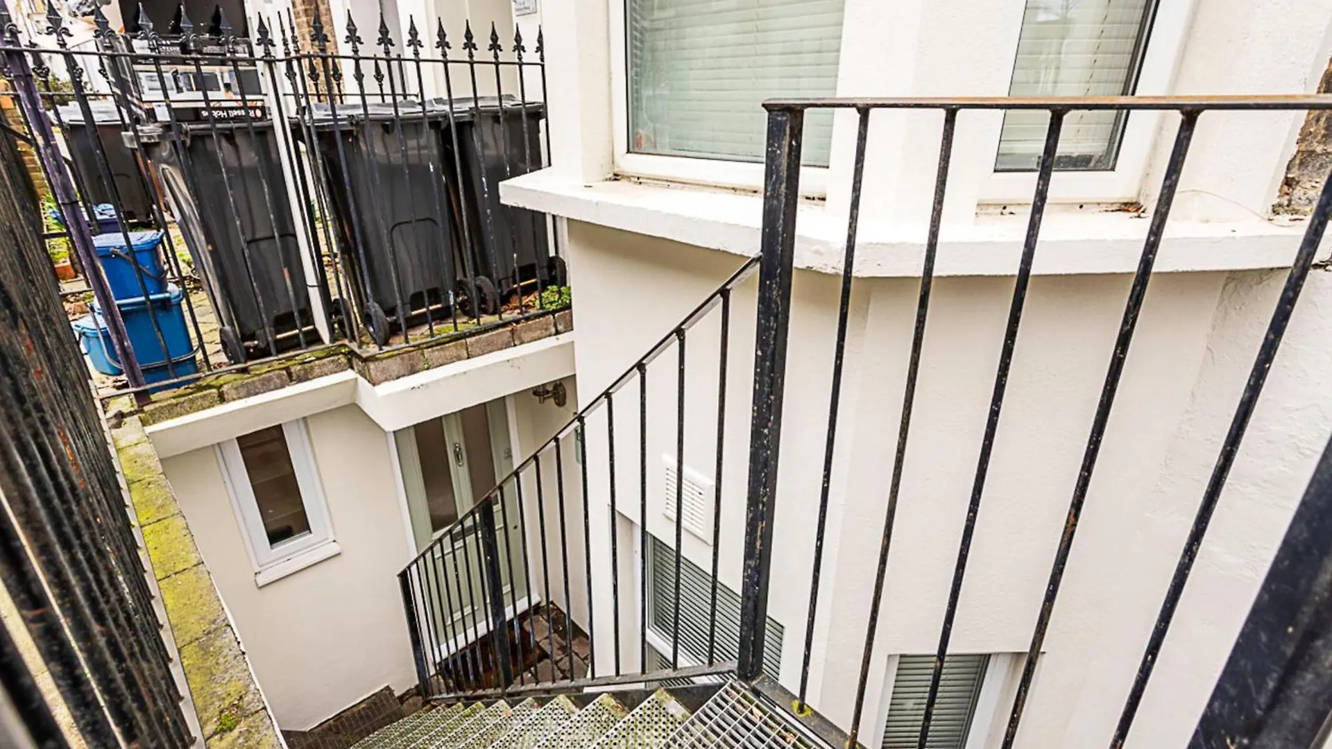 Cosy Garden Flat In Prestigious Residential Area Apartment London